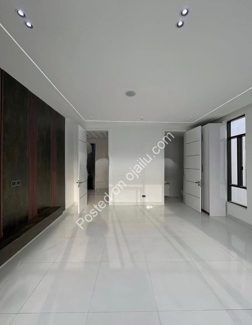 Elegant 5-Bedroom Haven in Prime Lekki