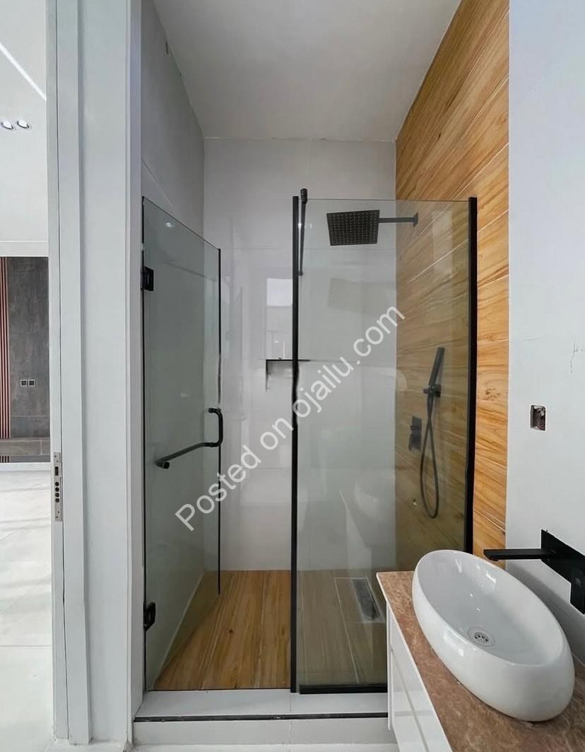 Elegant 5-Bedroom Haven in Prime Lekki