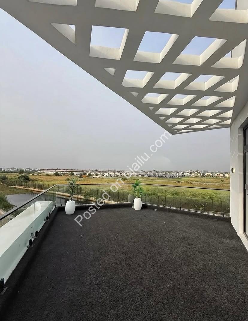 Elegant 5-Bedroom Haven in Prime Lekki