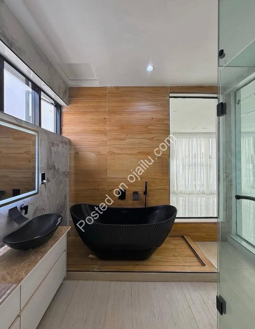 Elegant 5-Bedroom Haven in Prime Lekki