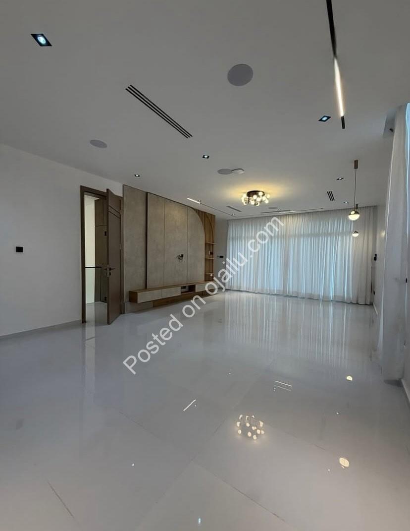 Smart 5-Bed Ikate Palace: Tech-Forward Luxury