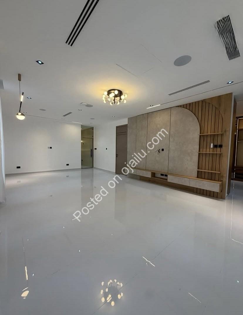 Smart 5-Bed Ikate Palace: Tech-Forward Luxury