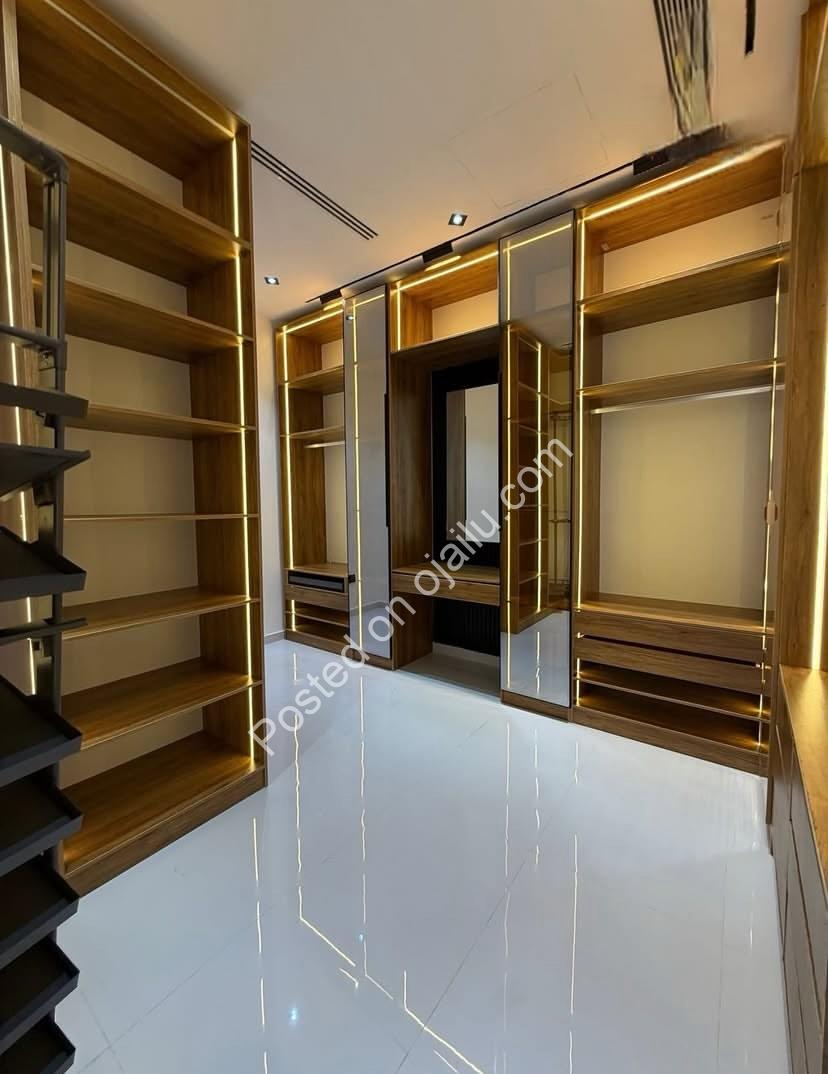 Smart 5-Bed Ikate Palace: Tech-Forward Luxury