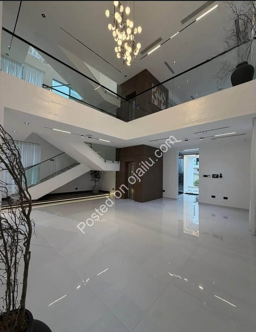 Smart 5-Bed Ikate Palace: Tech-Forward Luxury