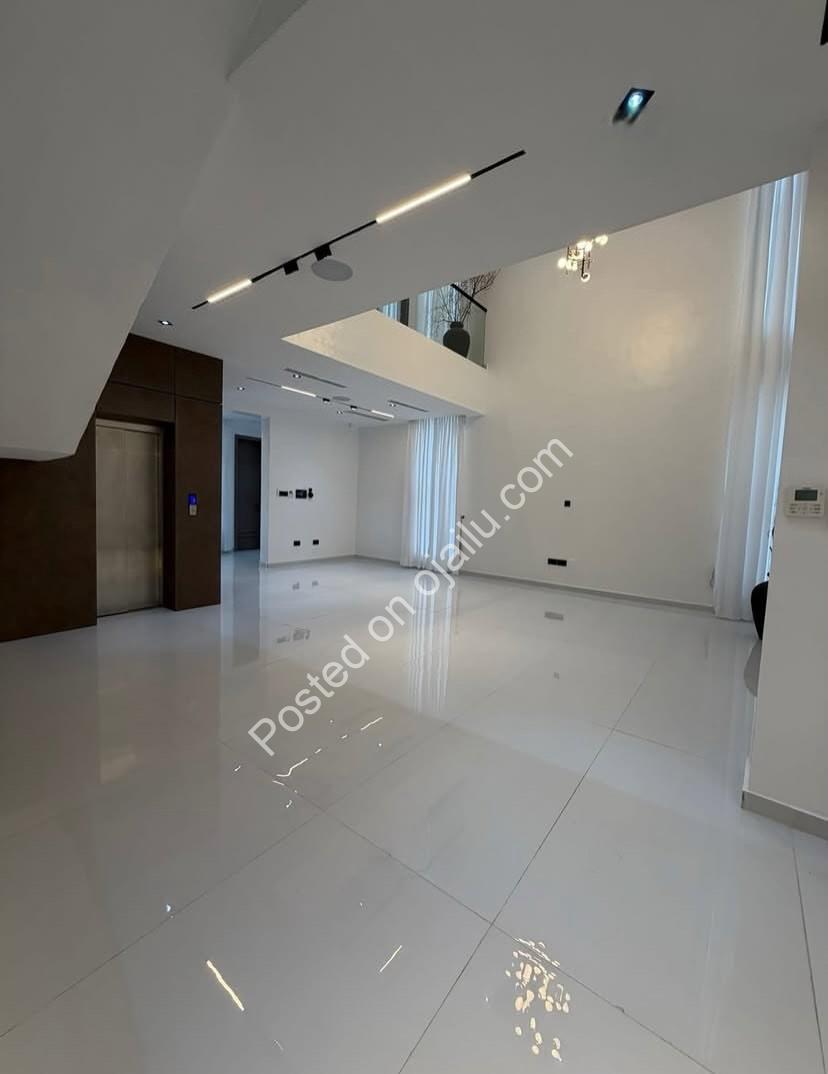 Smart 5-Bed Ikate Palace: Tech-Forward Luxury