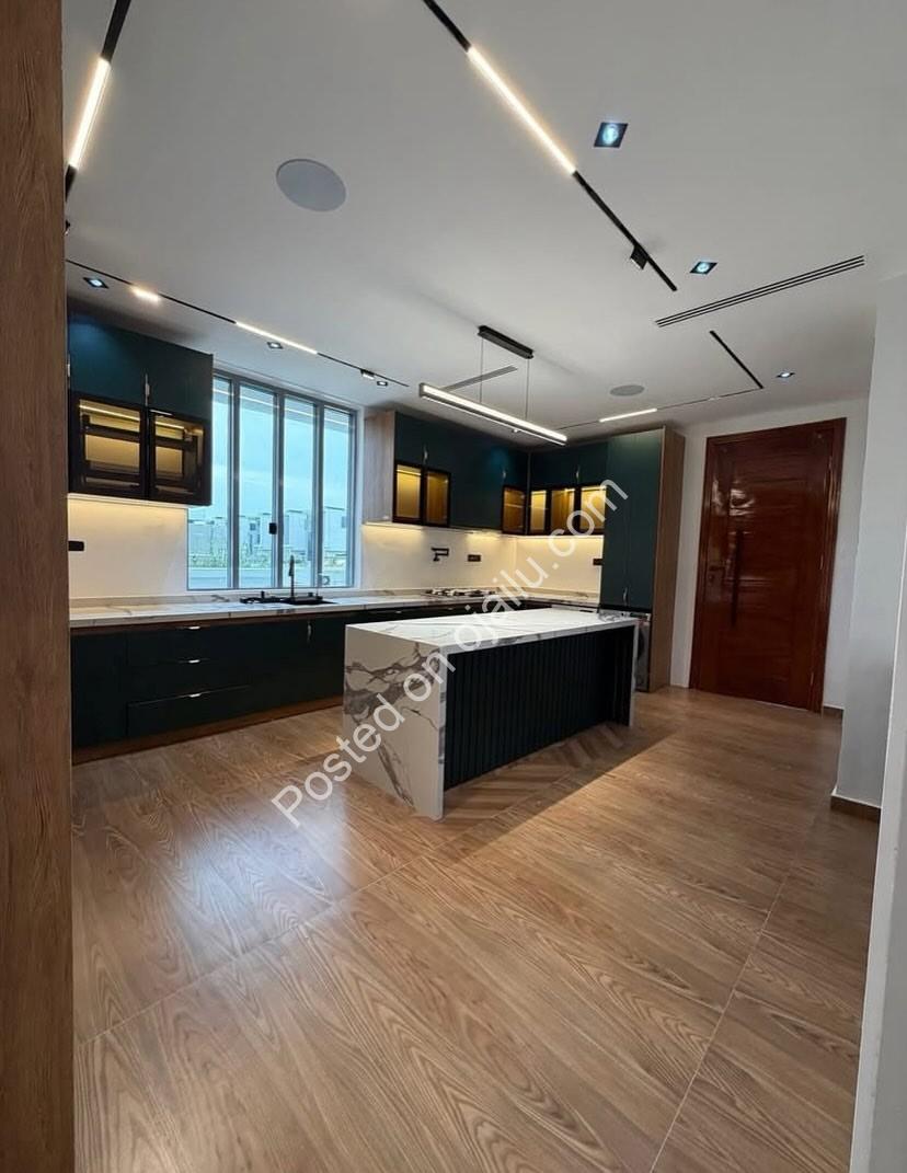 Smart 5-Bed Ikate Palace: Tech-Forward Luxury