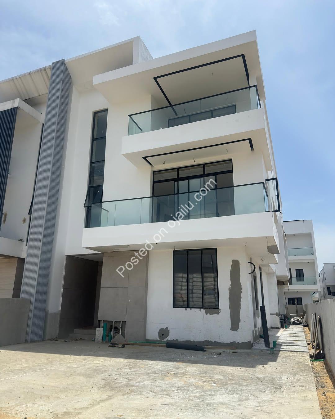 5-Bed Lekki Haven: Pool, En-Suite Bliss & Luxury Amenities