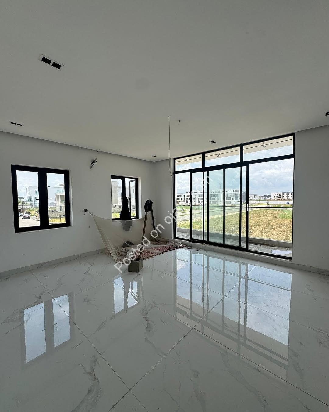 5-Bed Lekki Haven: Pool, En-Suite Bliss & Luxury Amenities