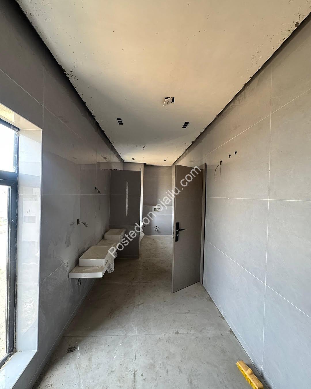 5-Bed Lekki Haven: Pool, En-Suite Bliss & Luxury Amenities