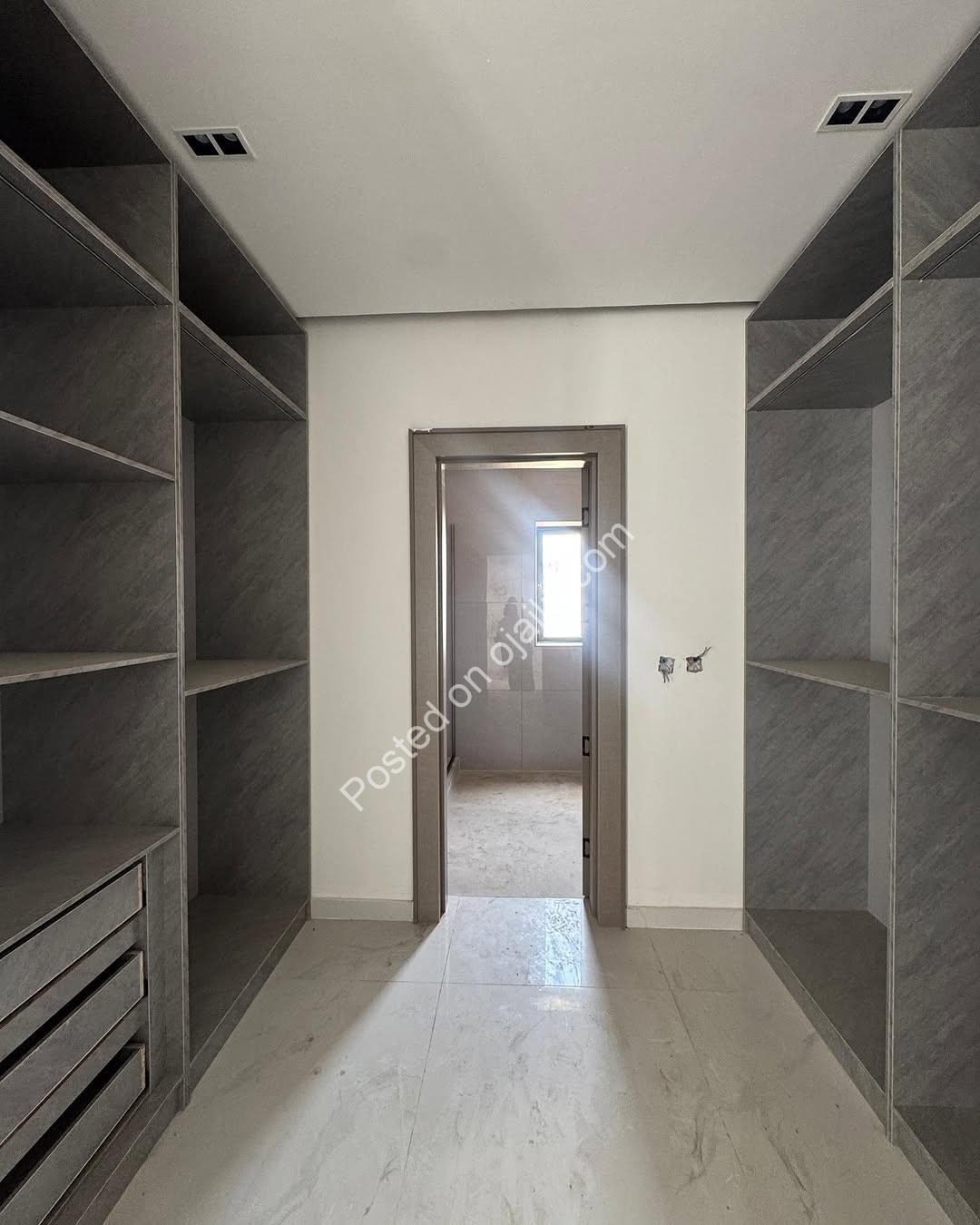 5-Bed Lekki Haven: Pool, En-Suite Bliss & Luxury Amenities