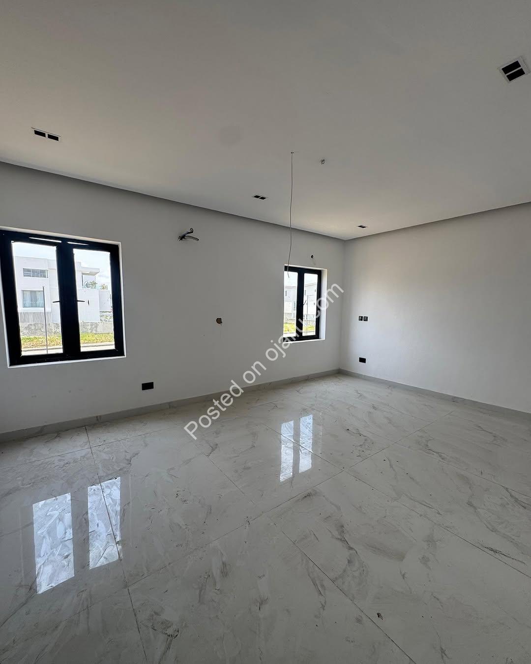 5-Bed Lekki Haven: Pool, En-Suite Bliss & Luxury Amenities