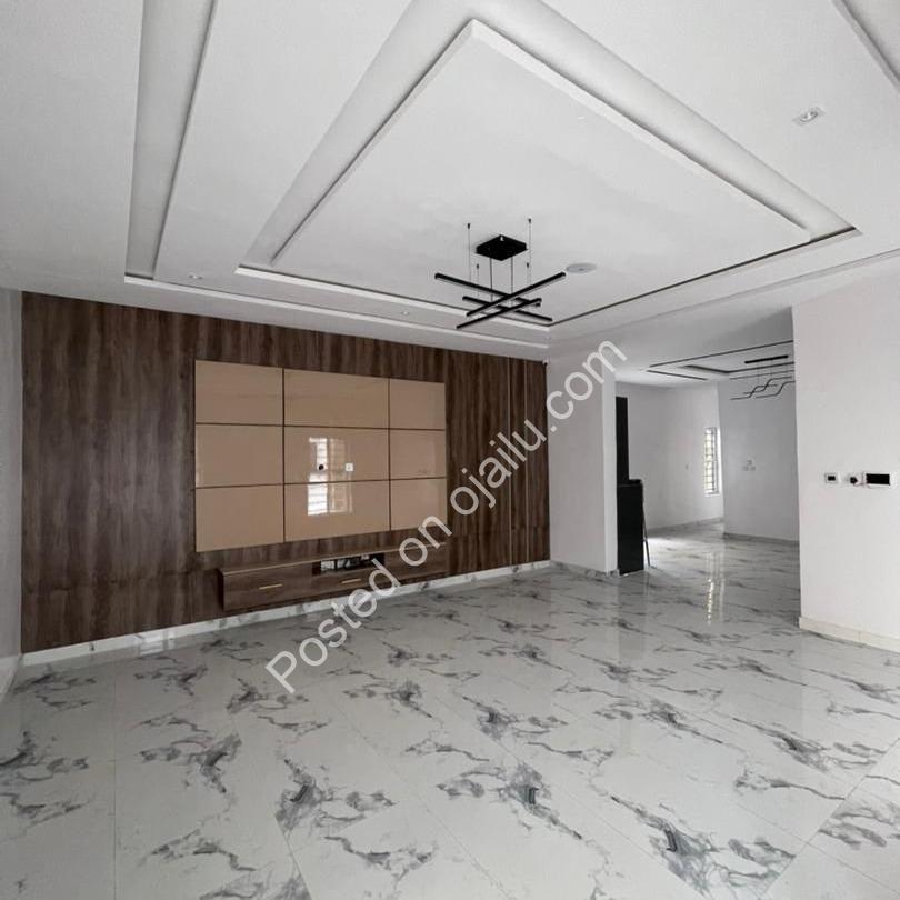Exquisite 5-Bedroom Duplex with Cinema & Pool in Lekki