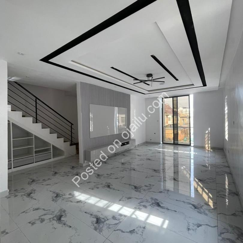 Exquisite 5-Bedroom Duplex with Cinema & Pool in Lekki