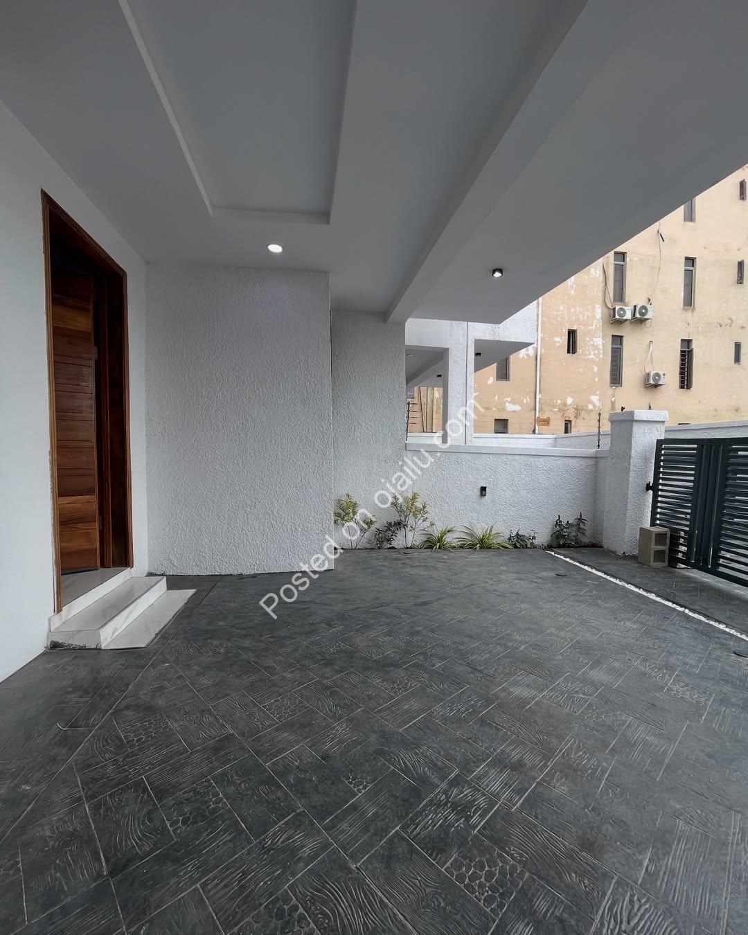 Elegant 4-Bed Duplex in Ikota with Jacuzzi & Premium Finishes