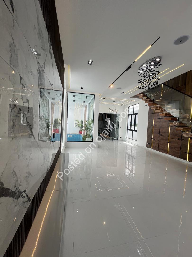 Lagos Luxury: 5-Bed Duplex with Resort-Style Pool