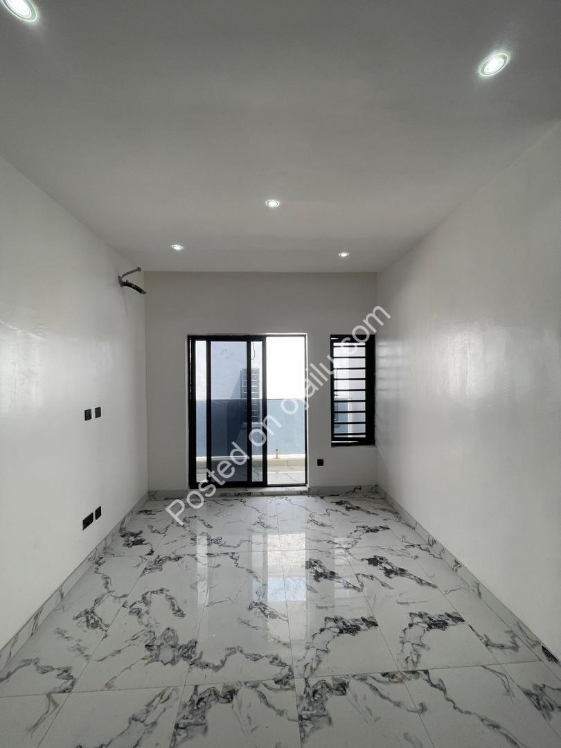 Stunning 5-Bed Dulex with Pool in Lekki