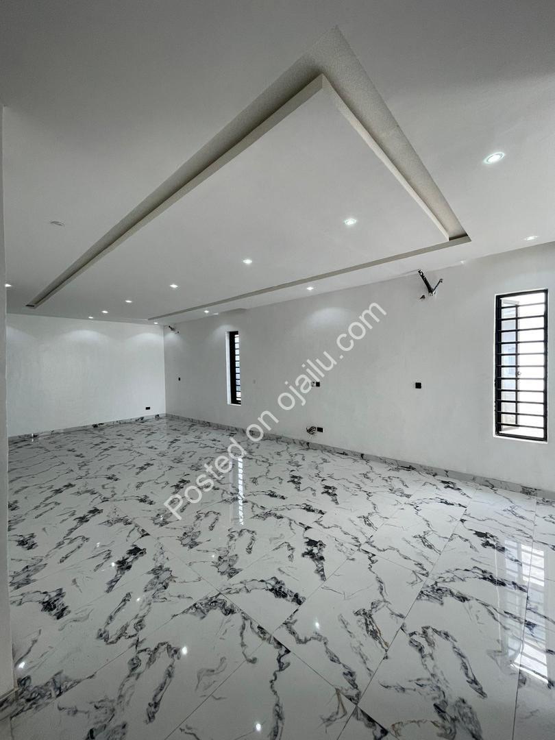 Stunning 5-Bed Dulex with Pool in Lekki