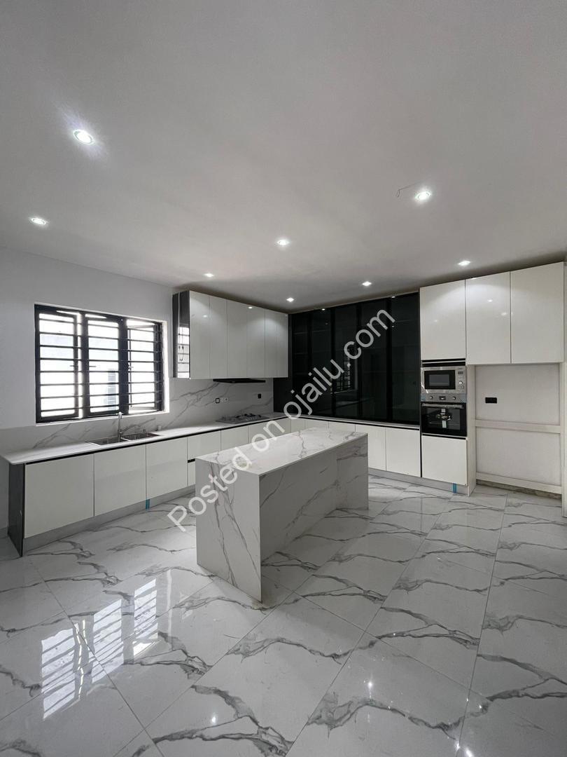 Stunning 5-Bed Dulex with Pool in Lekki