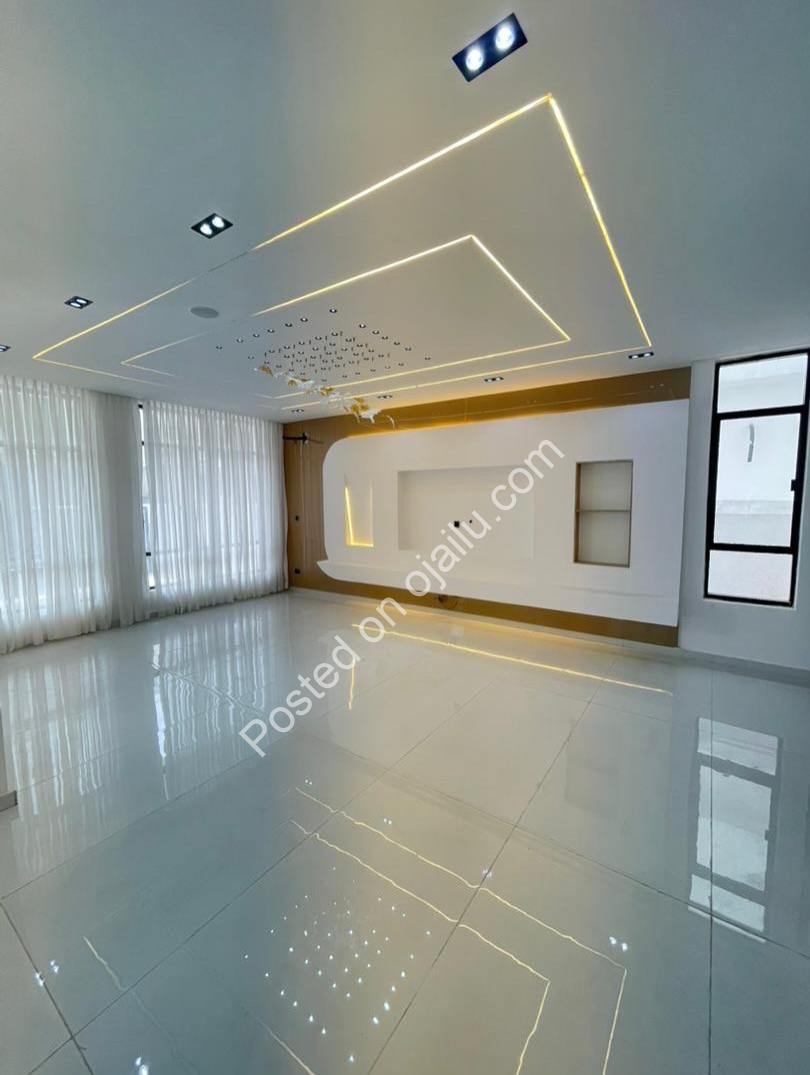 Grand 5-Bedroom Haven in Prime Lekki