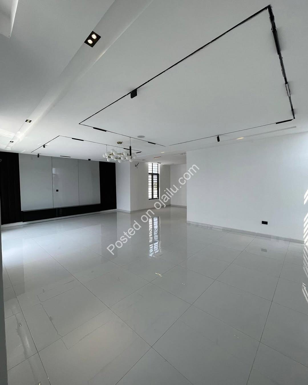 Exquisite 5-Bedroom Smart Home with Pool & Cinema in Chevron