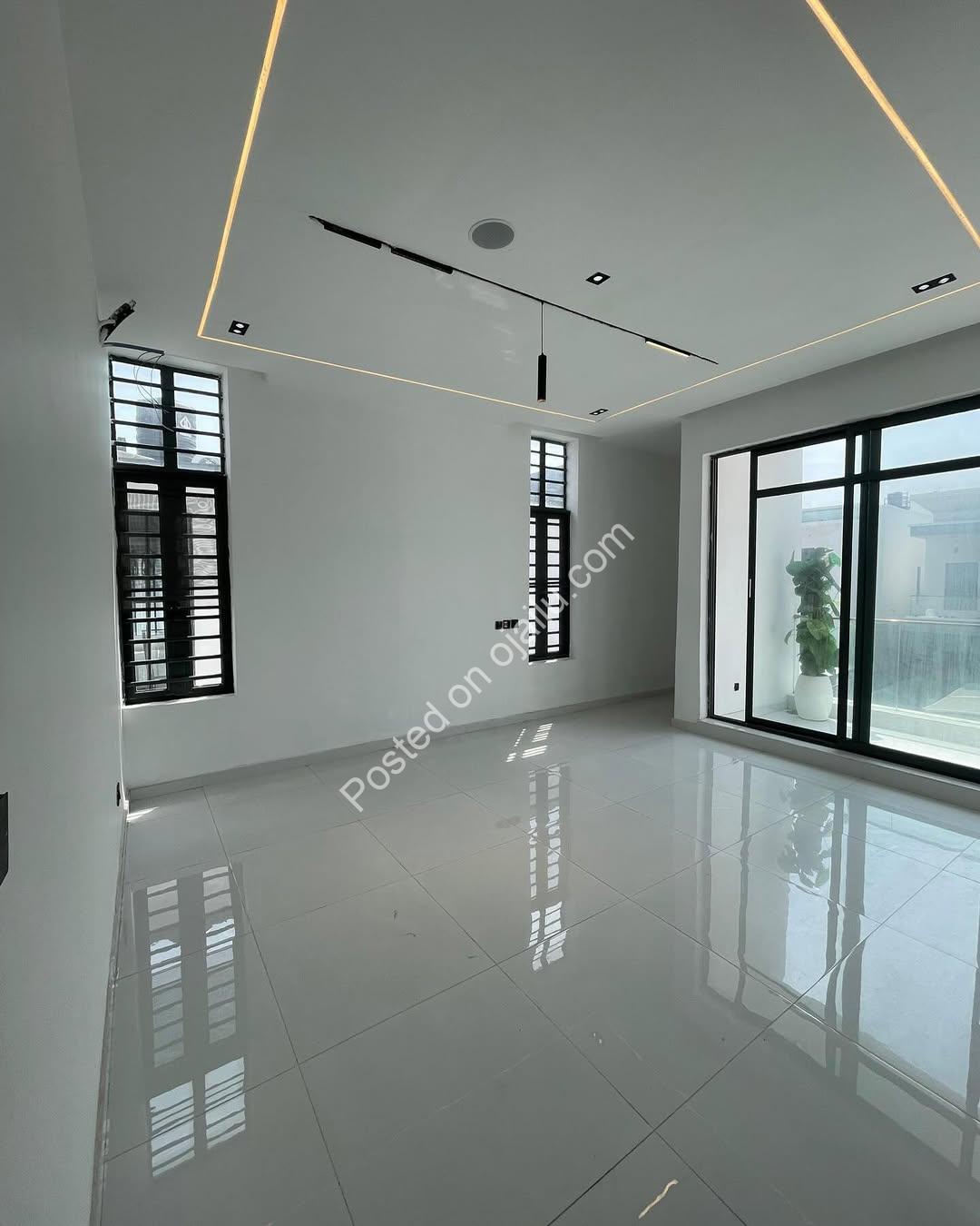 Exquisite 5-Bedroom Smart Home with Pool & Cinema in Chevron