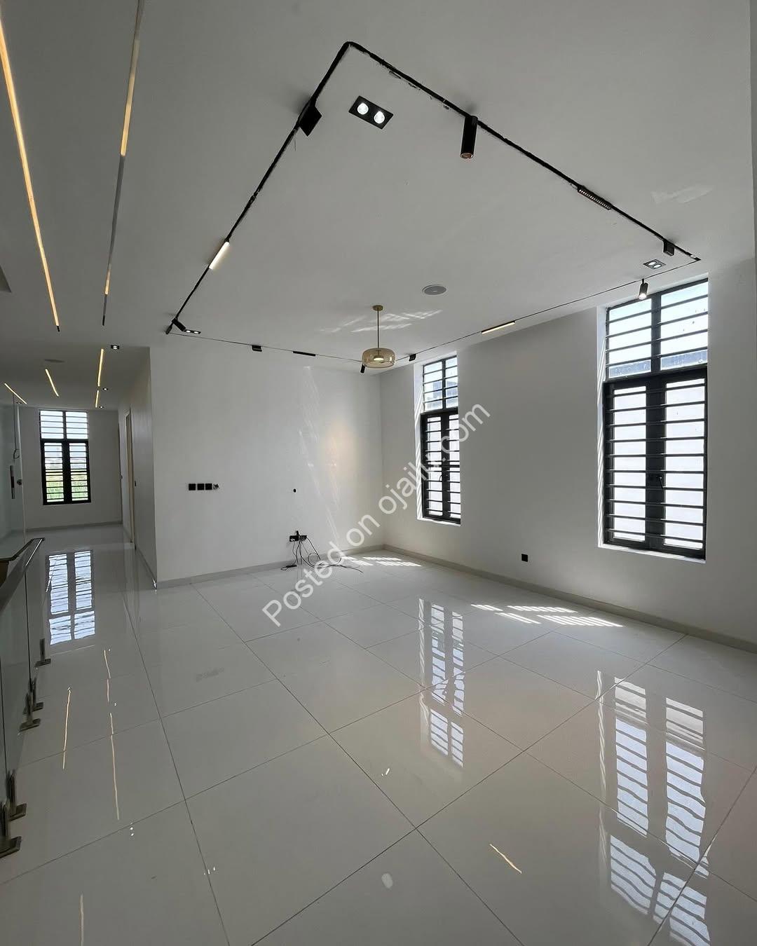 Exquisite 5-Bedroom Smart Home with Pool & Cinema in Chevron