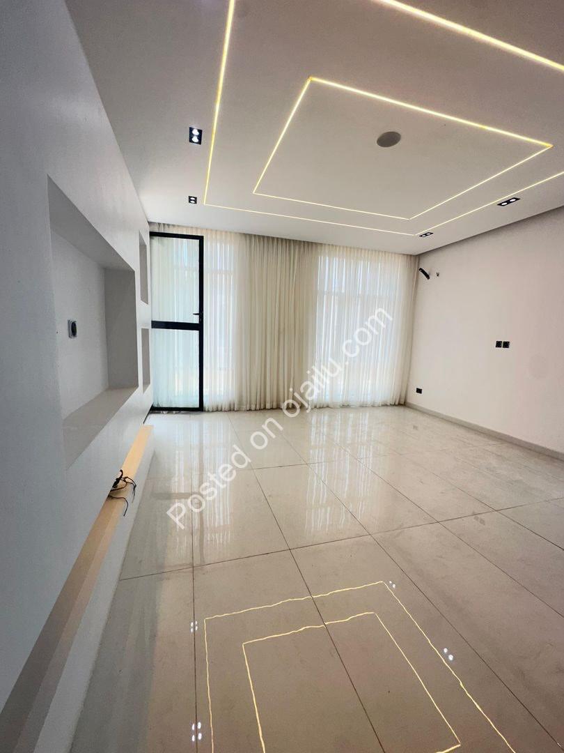 Spacious 5-Bed Duplex with BQ in Prime Lekki