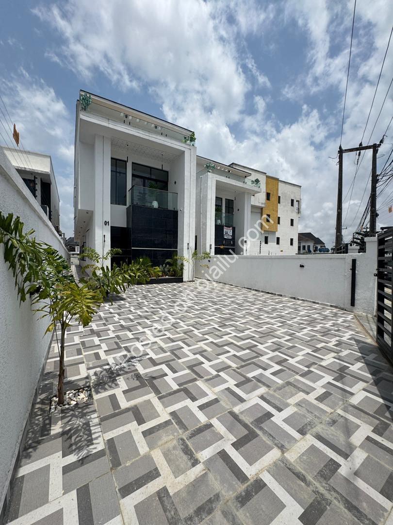 Lekki’s Ultimate 5-Bedroom Estate with Private Pool