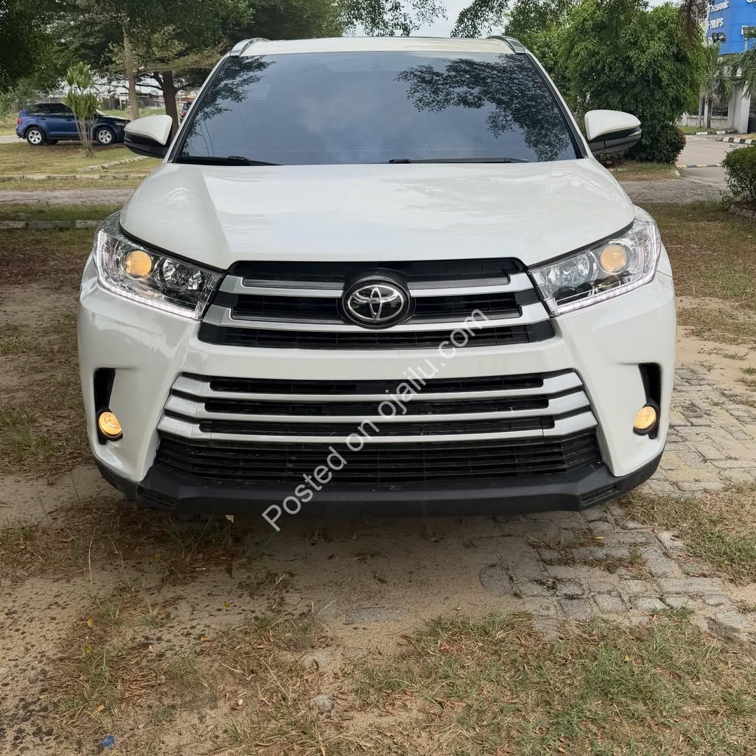 Unbeatable 2015 Highlander XLE: Sunroof, BSM, Lane Assist