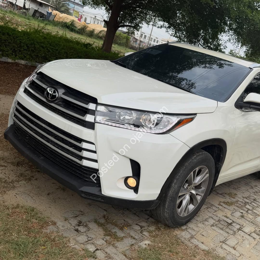 Unbeatable 2015 Highlander XLE: Sunroof, BSM, Lane Assist