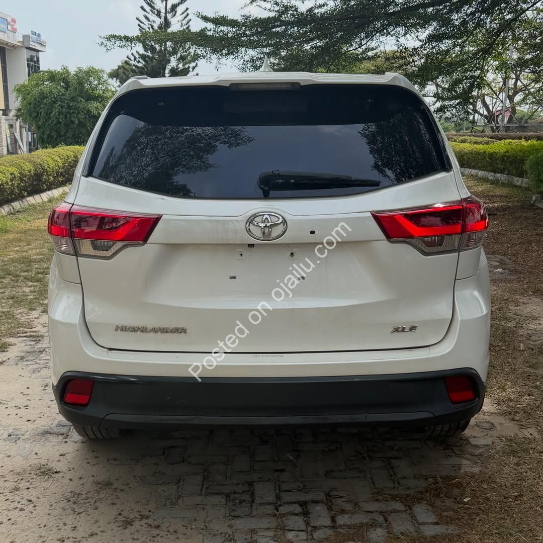 Unbeatable 2015 Highlander XLE: Sunroof, BSM, Lane Assist