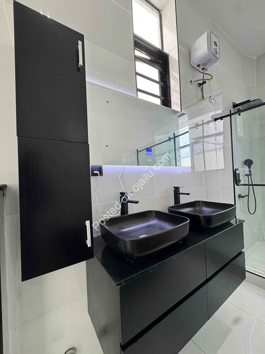 Lekki’s Ultimate 5-Bed Poolside Estate