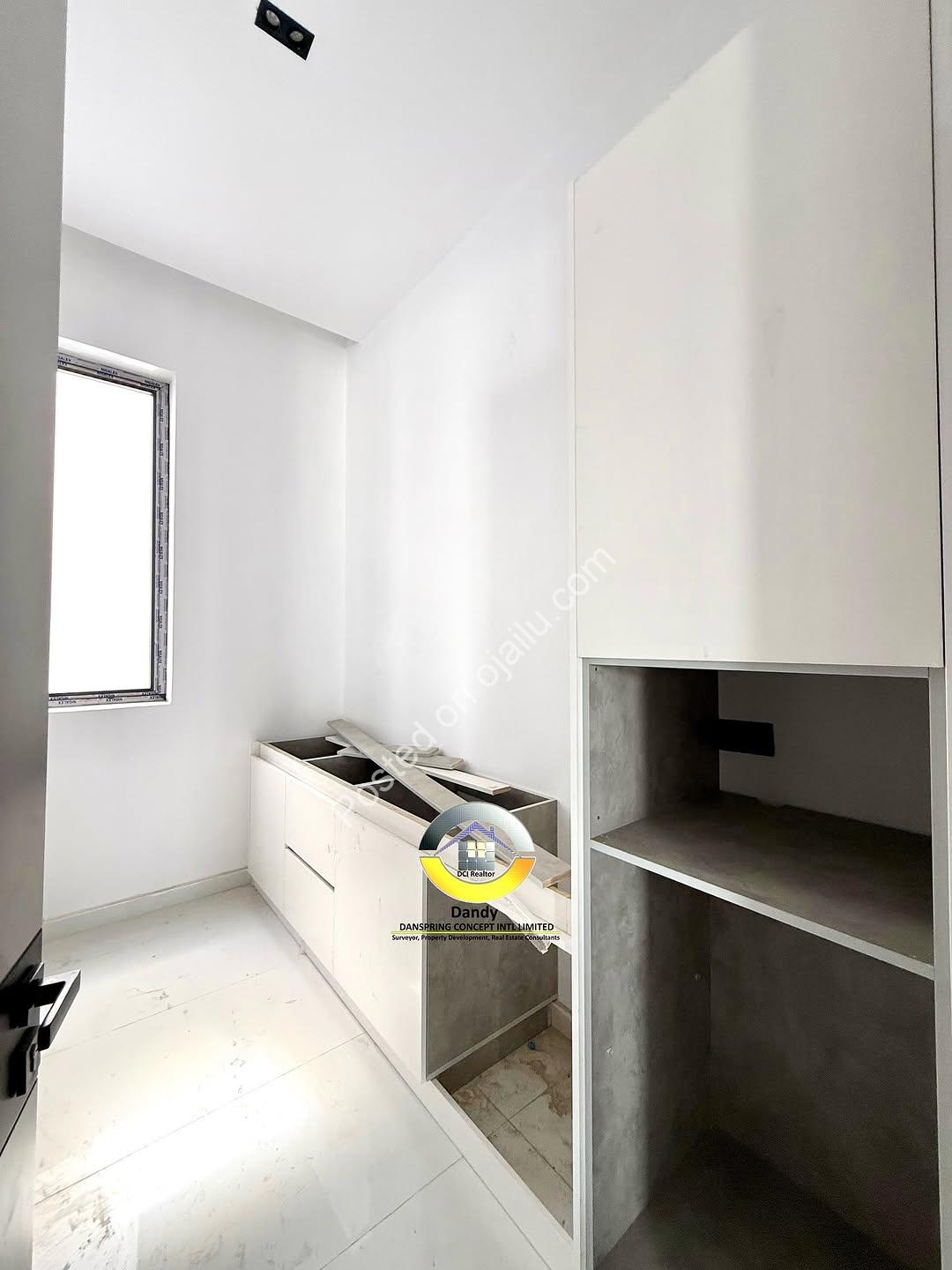 Majestic 6-Bedroom Oasis with Infinity Pool in Lekki