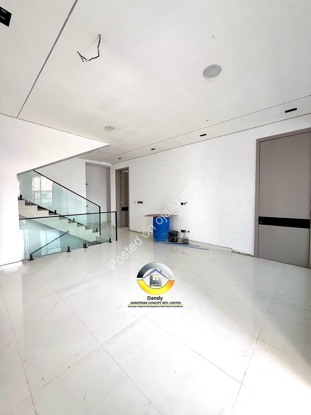 Majestic 6-Bedroom Oasis with Infinity Pool in Lekki