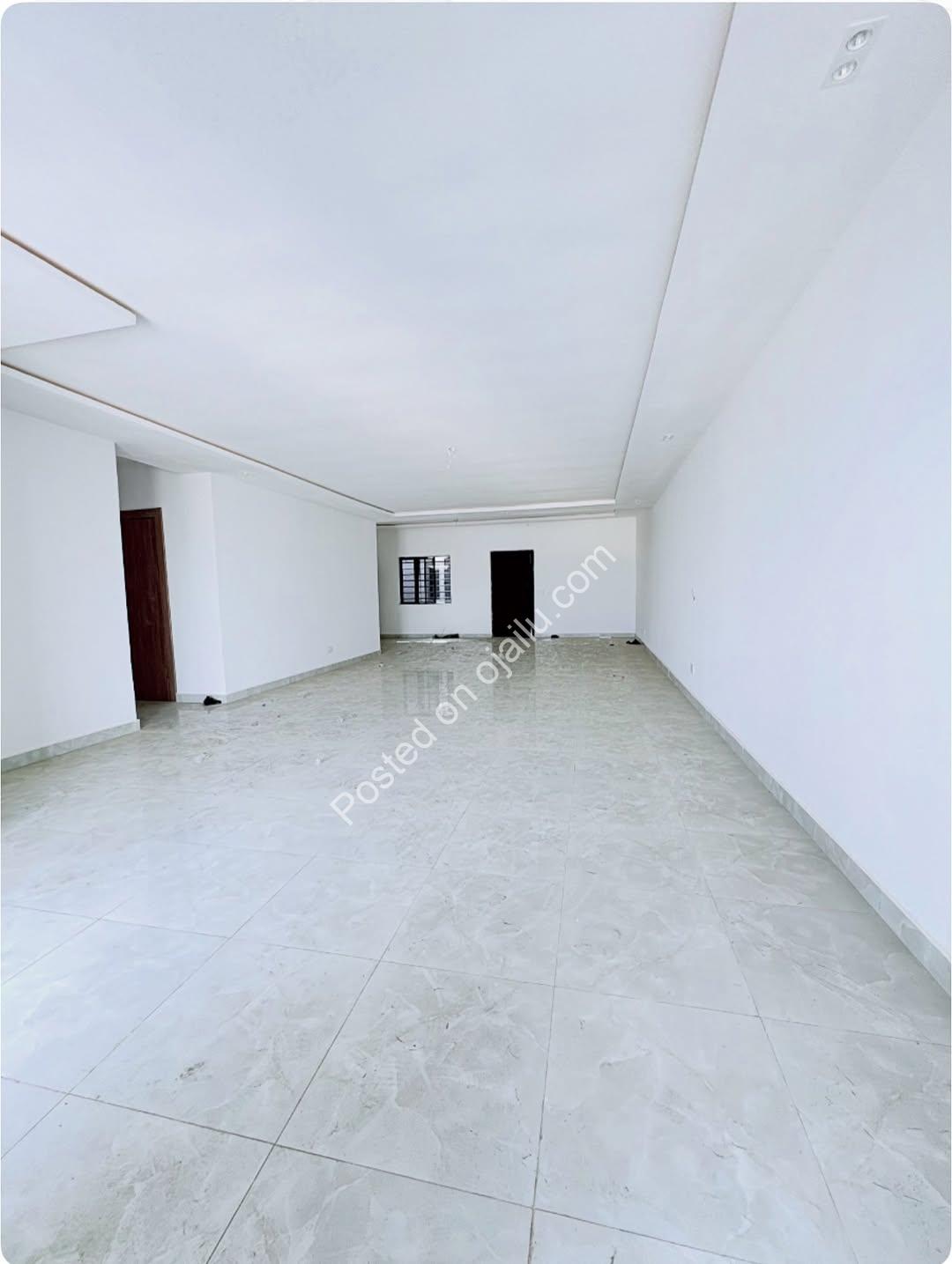 Elevator Luxury: 3BR Ikate Haven with Gym & Consent