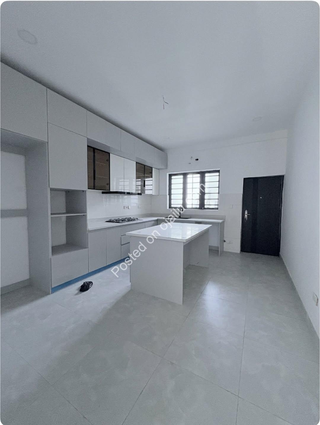 Elevator Luxury: 3BR Ikate Haven with Gym & Consent