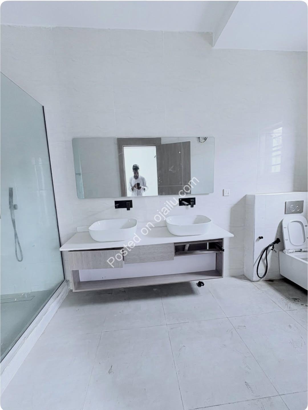 Elevator Luxury: 3BR Ikate Haven with Gym & Consent