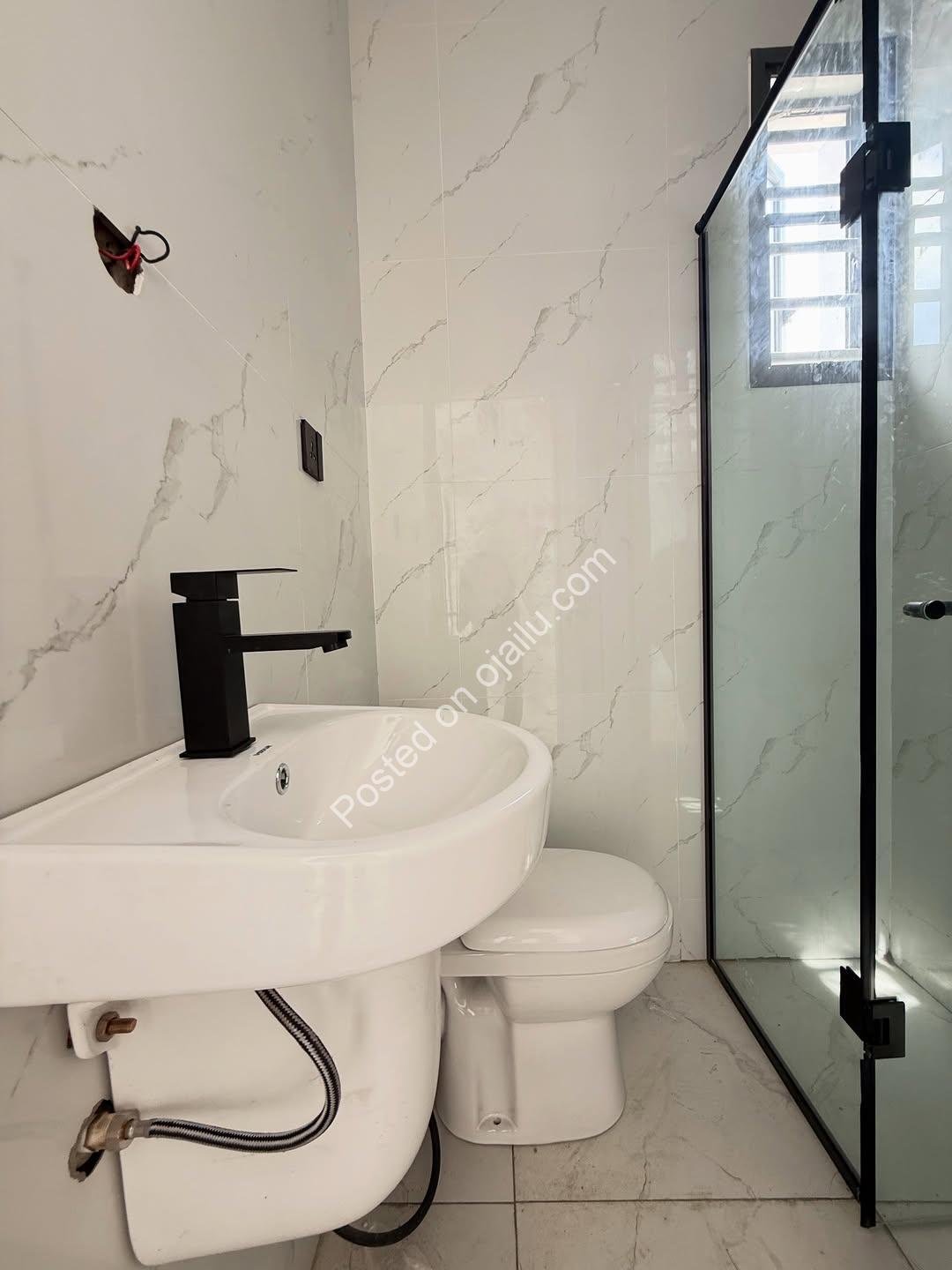 Coastal Road Gem: 2-Bed Ensuite Haven in Lekki