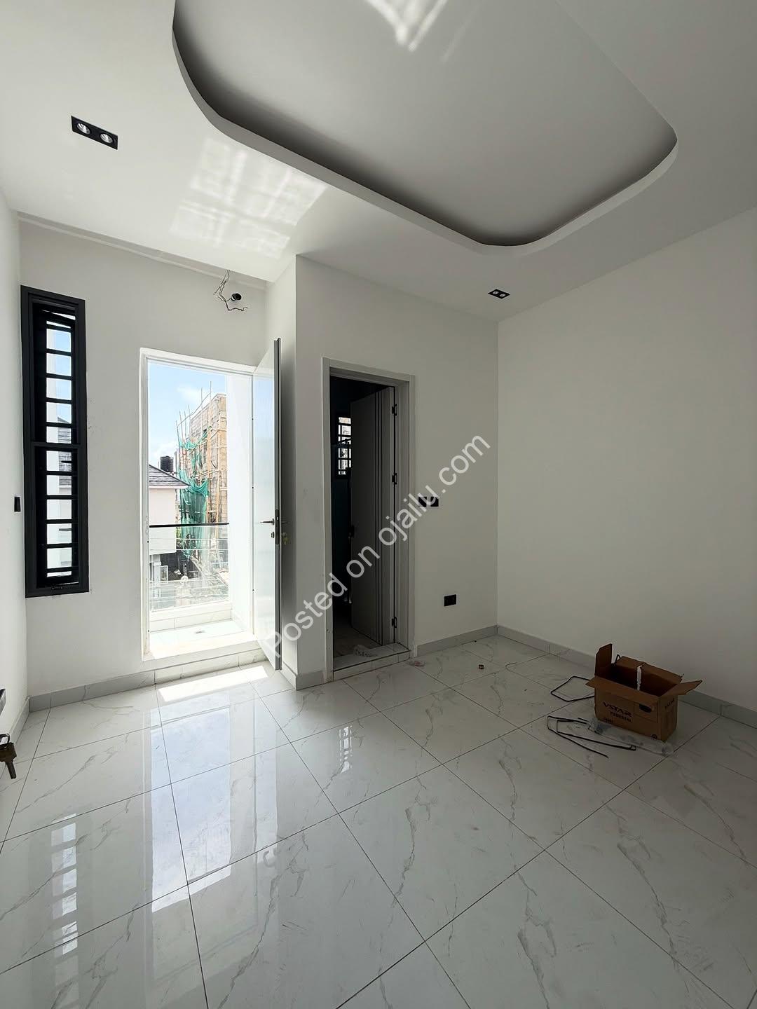 Coastal Road Gem: 2-Bed Ensuite Haven in Lekki