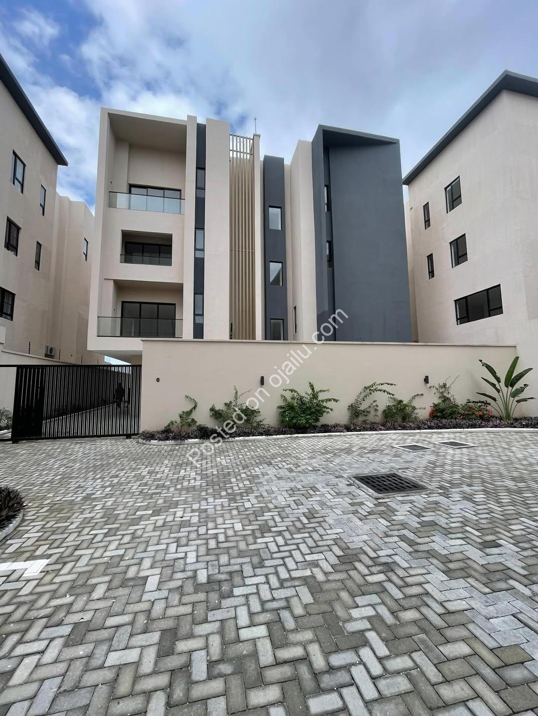 Waterfront Majesty: 5-Bed Ikoyi Palace with Pool & Gym