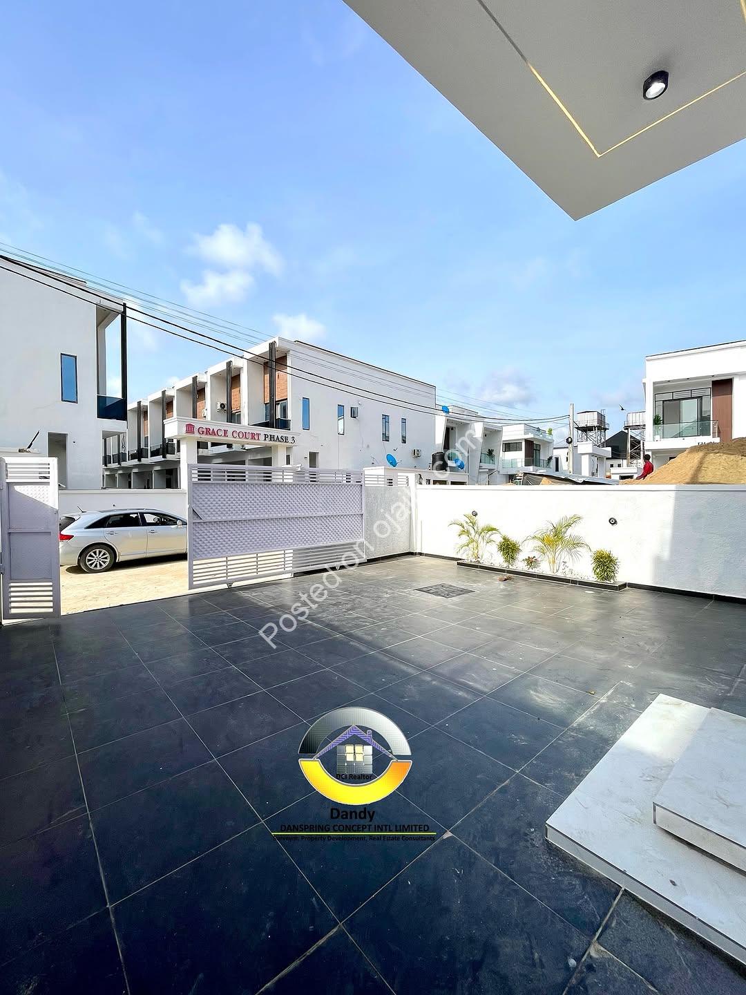 Sleek 5-Bedroom Oasis with Pool in Lekki