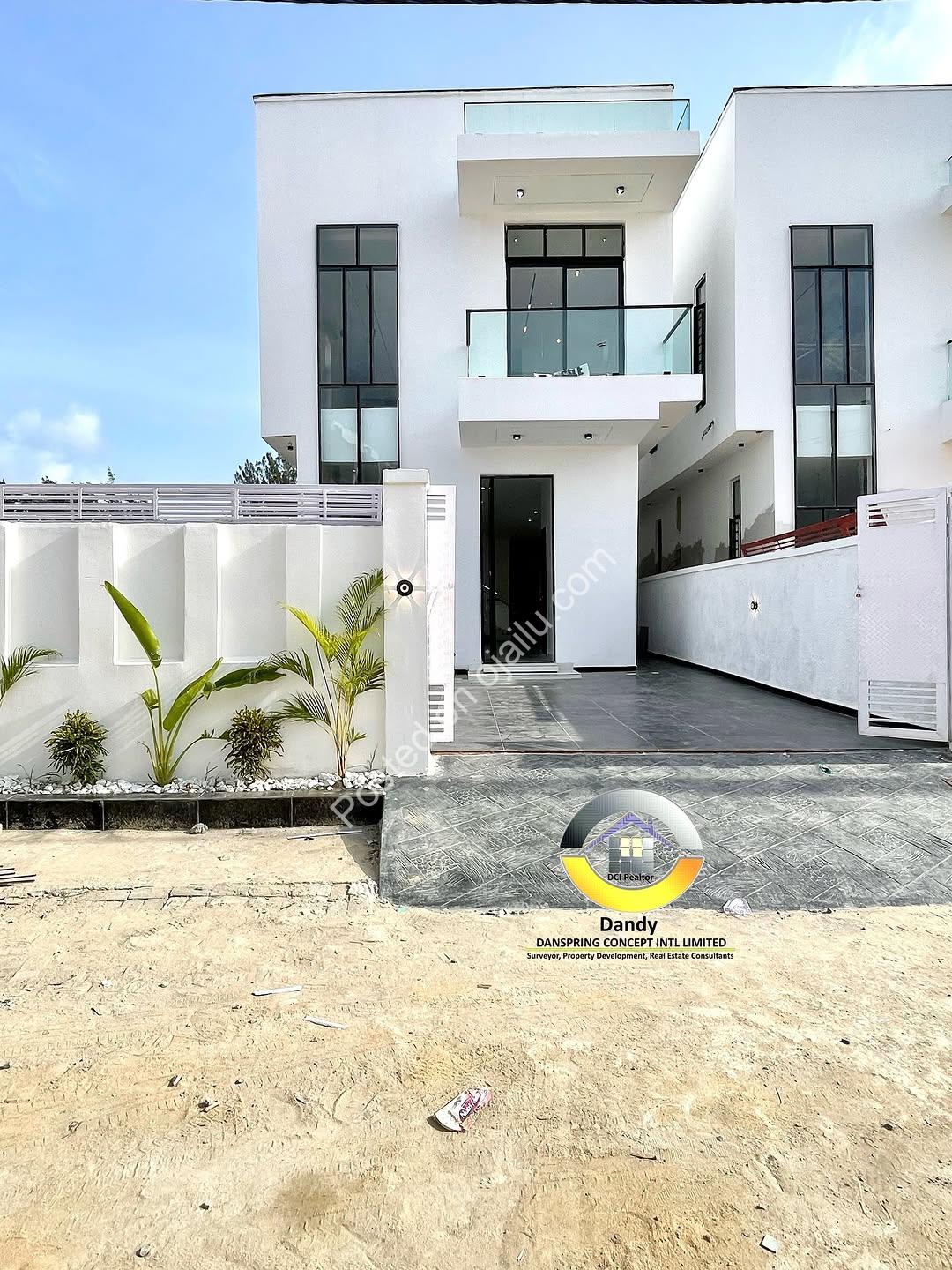 Sleek 5-Bedroom Oasis with Pool in Lekki
