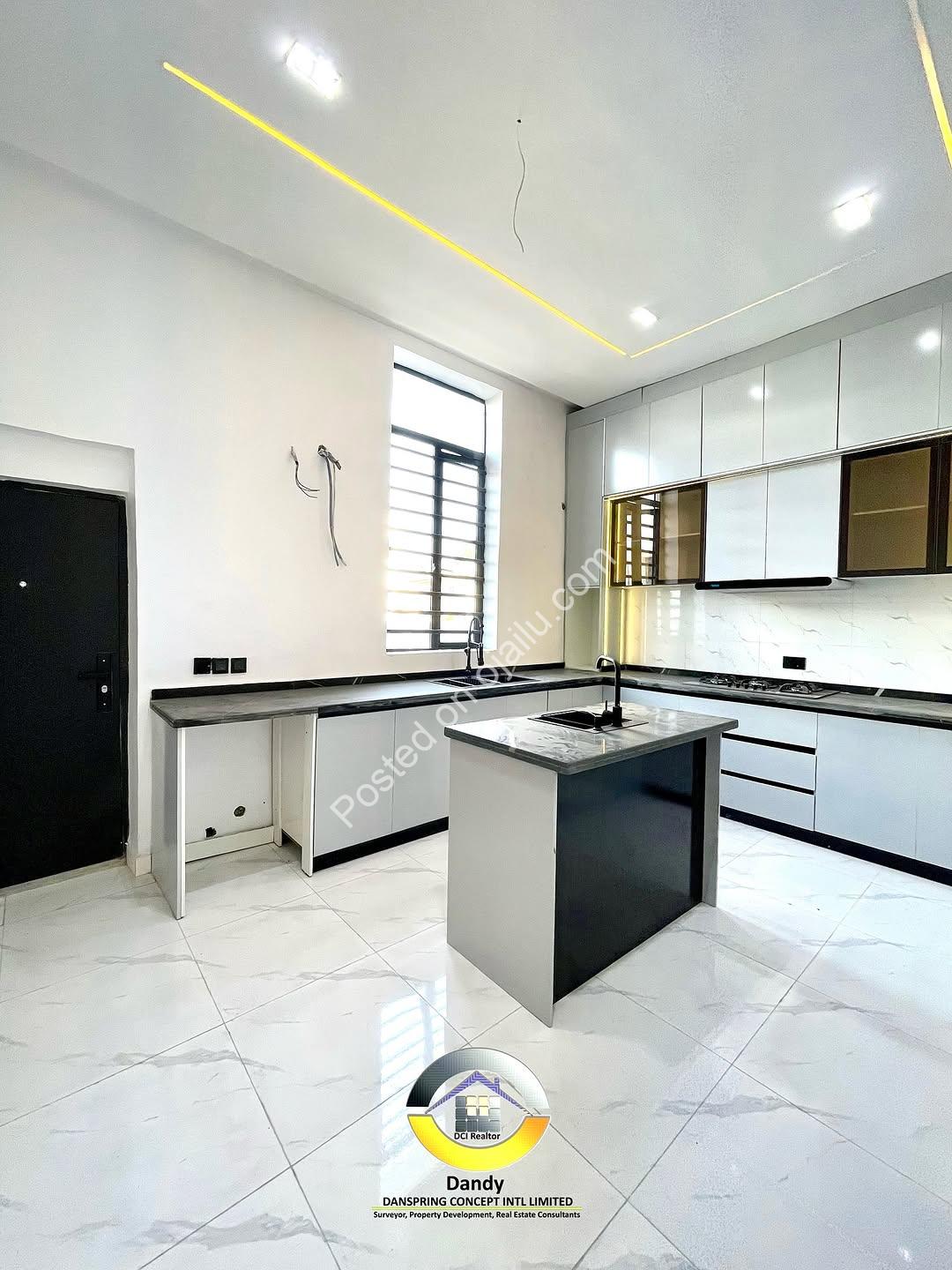 Sleek 5-Bedroom Oasis with Pool in Lekki