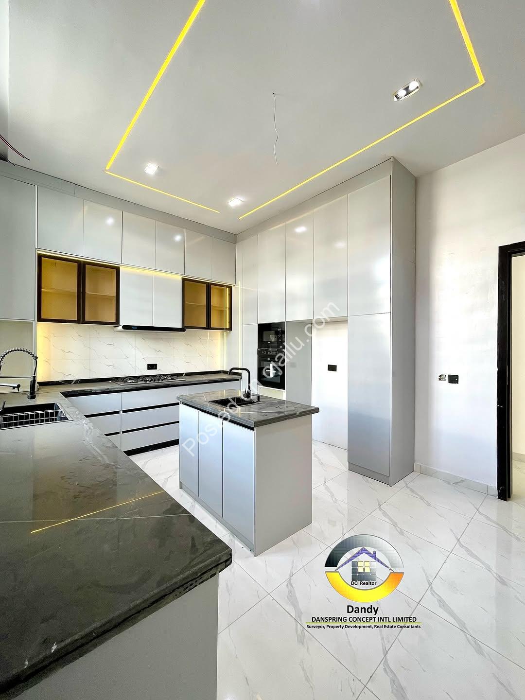 Sleek 5-Bedroom Oasis with Pool in Lekki