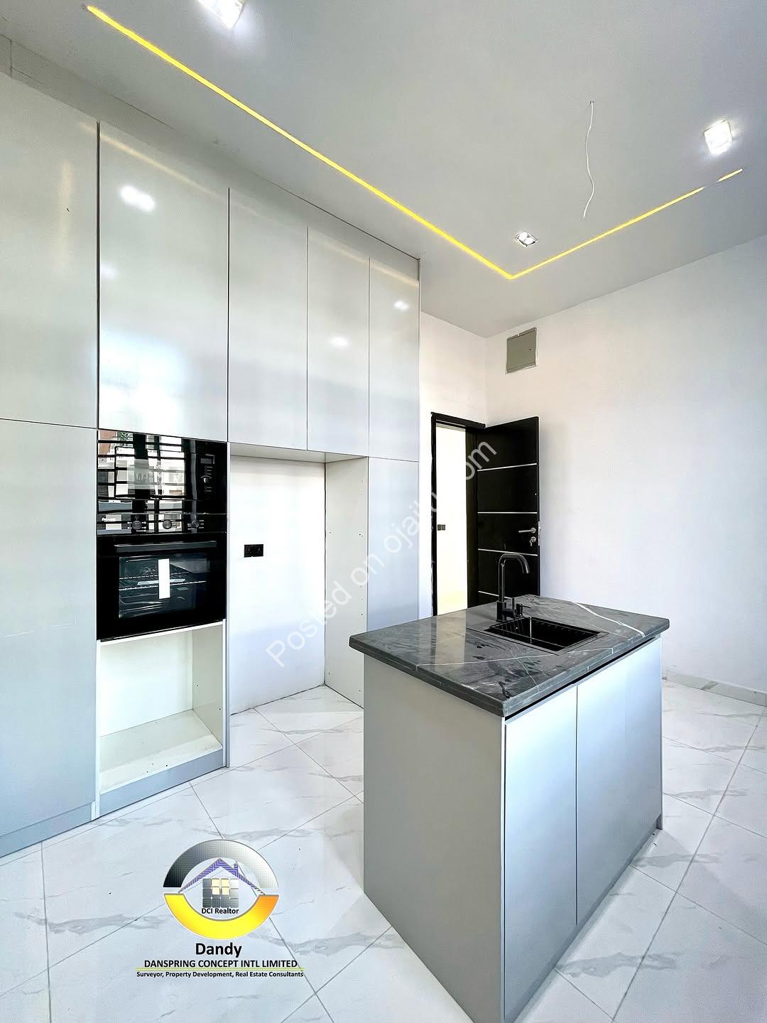 Sleek 5-Bedroom Oasis with Pool in Lekki