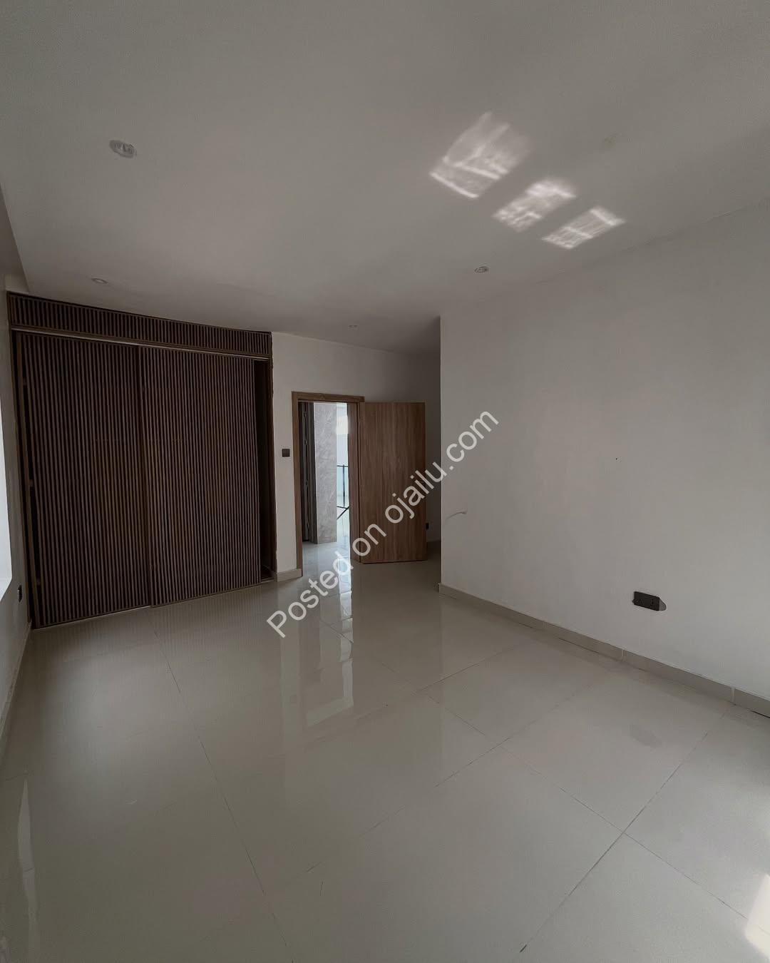 5-Bed Lekki Palace: Ensuite Luxury & Sound System