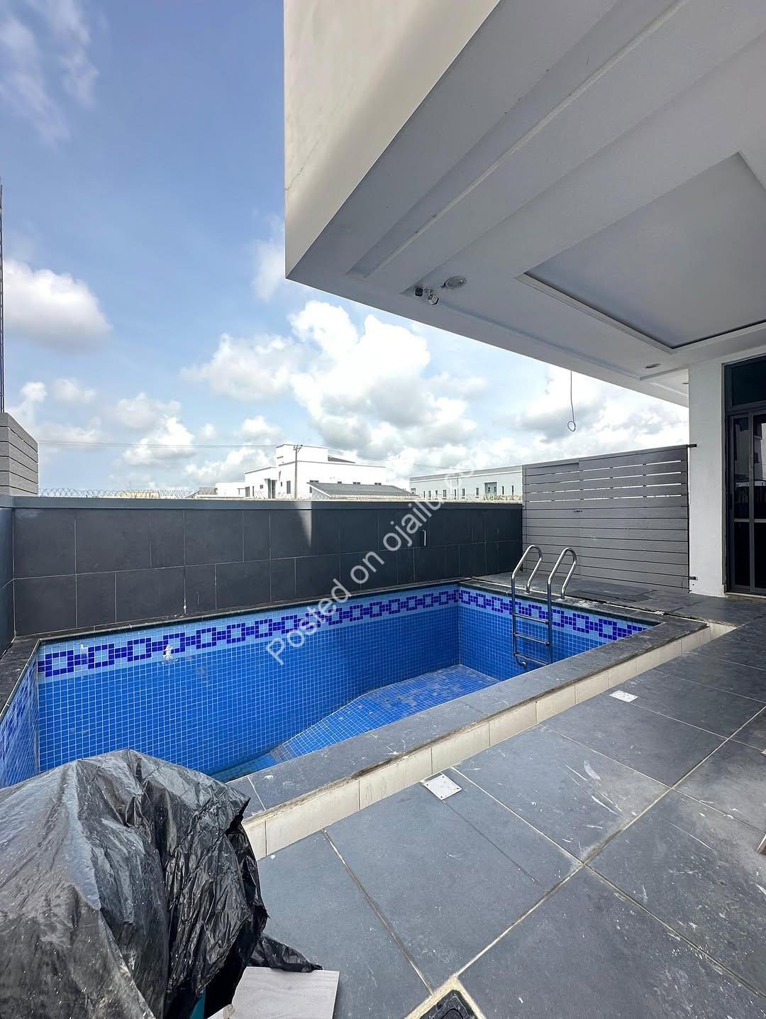 Elegant 5-Bedroom Duplex with Rooftop Terrace in Ikate