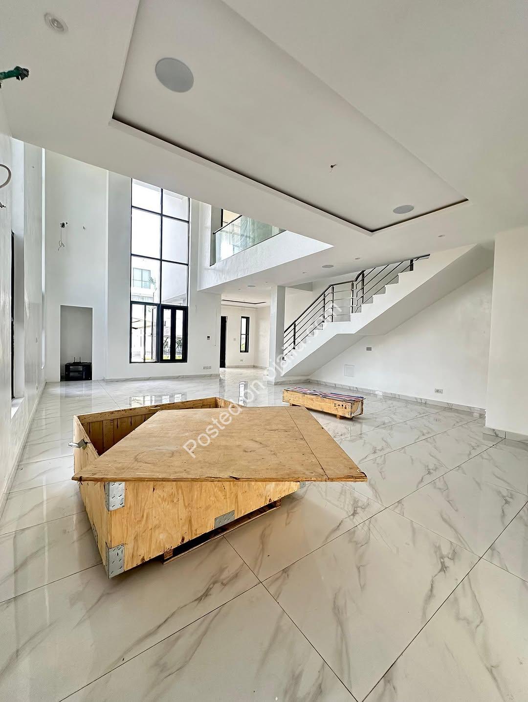 Elegant 5-Bedroom Duplex with Rooftop Terrace in Ikate