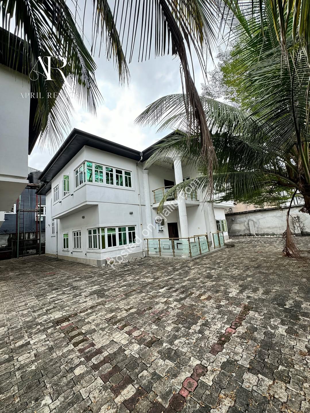 Stadium Road’s Premier 4-Bedroom Duplexes