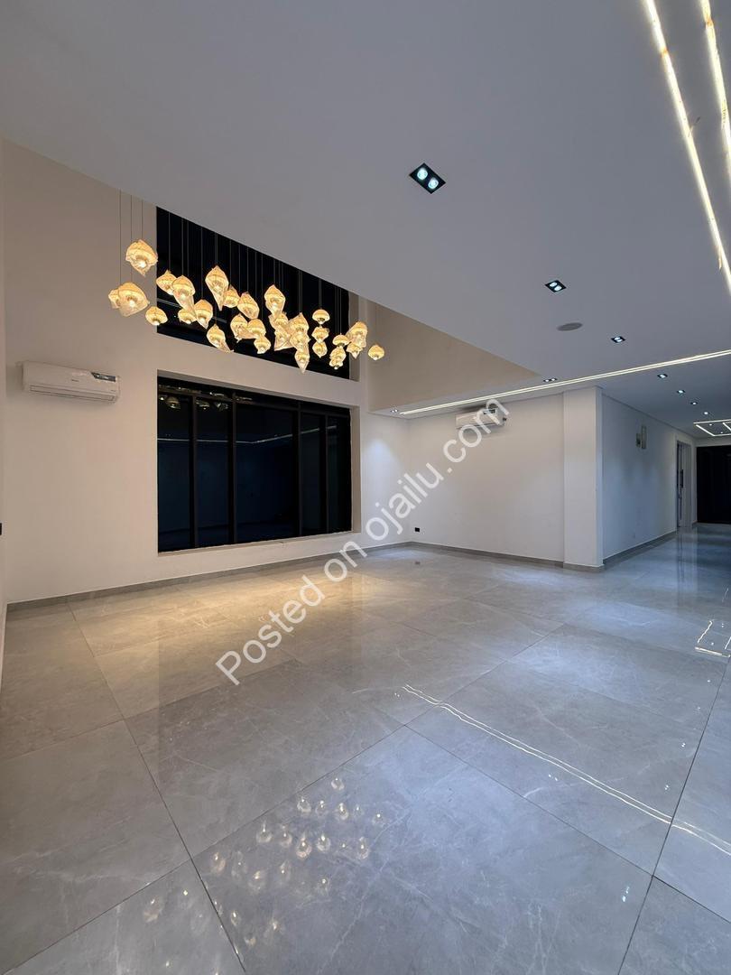 Modern Masterpiece in Cowrie Creek: 5-Bed Smart Home